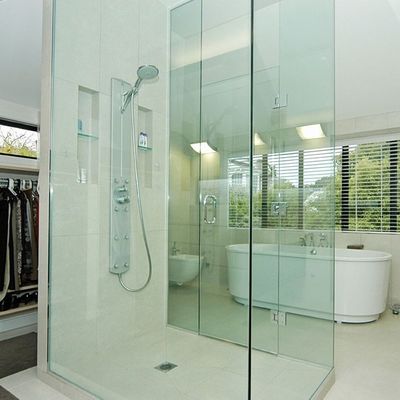 Однодверный прямоугольный душевой корпус с двойными раздвижными дверями и защитным стеклом