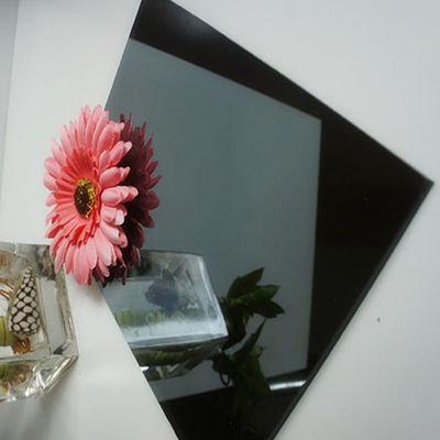 Покупатель готовит закаленные ириденциальные дихроические стеклянные листы для красочного покрытия