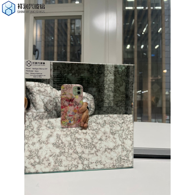 Изолированное стекло красное зеркальное зеркало метро в серебряной отделке для облицовки стен