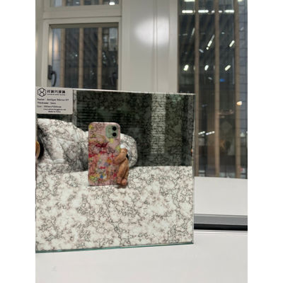 Большое старое античное зеркало с плоским полированным краем