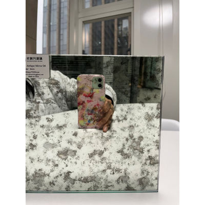 Большое старое античное зеркало с плоским полированным краем