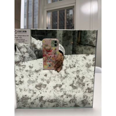 Большое старое античное зеркало с плоским полированным краем