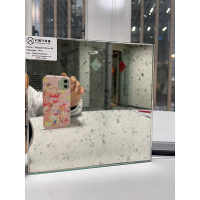 Большое старое античное зеркало с плоским полированным краем