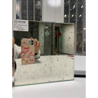 Большое старое античное зеркало с плоским полированным краем