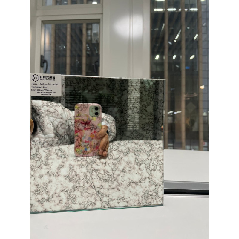 Большое старое античное зеркало с плоским полированным краем